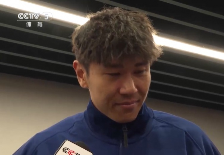 鐵漢柔情！三鎮球員劉奕鳴探望患病小球迷時哽咽