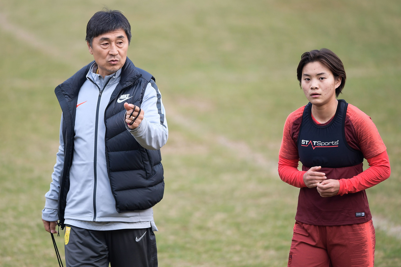 王霜與網友互動時談賈秀全“茶葉梗”：不需要買，是他送我們喝